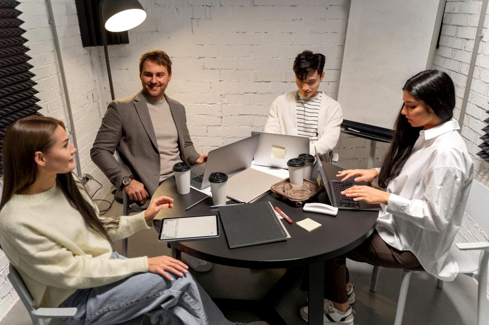 Equipo sypherilo trabajando en el desarrollo de contenido educativo financiero